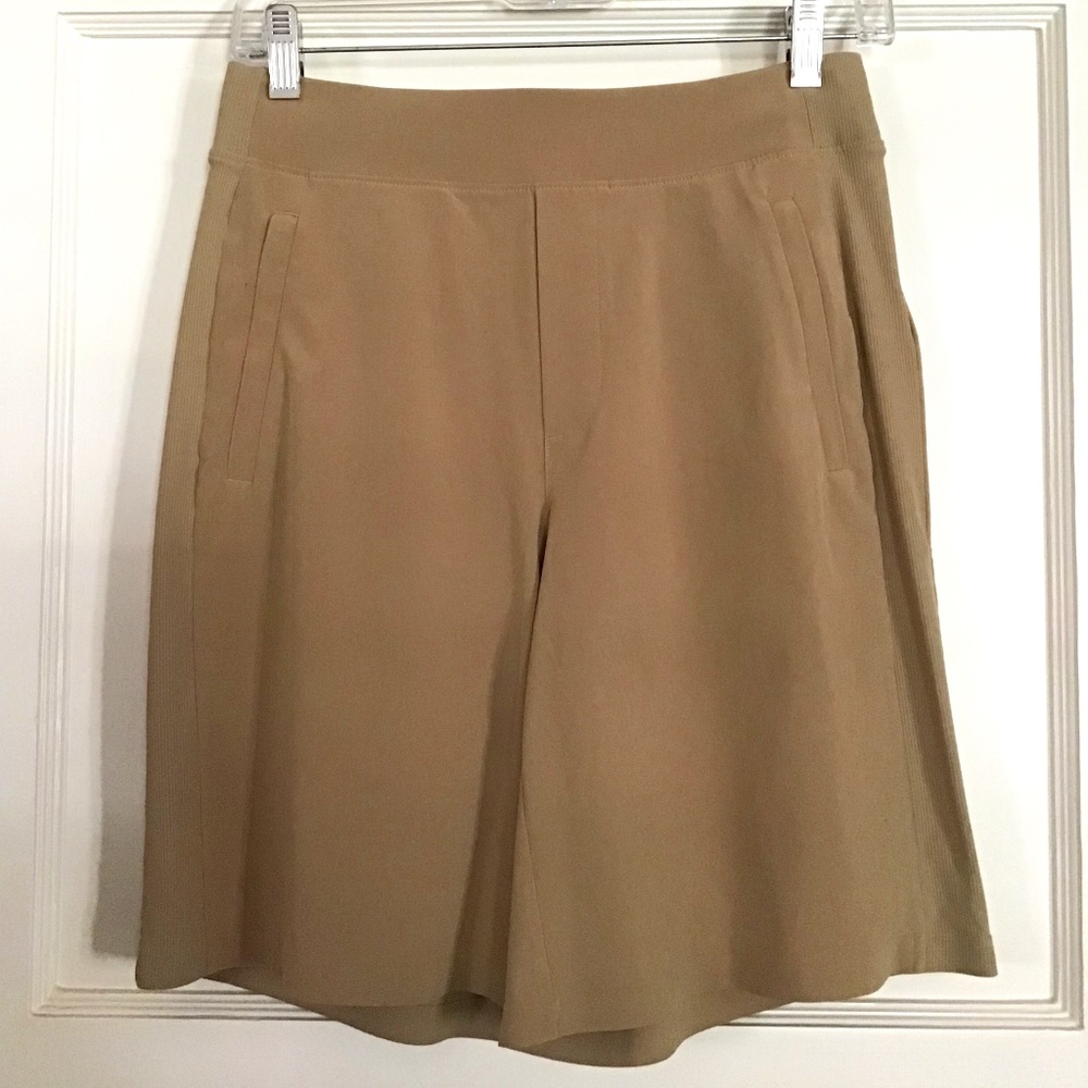 Athleta women’s tan pull on bermuda shorts